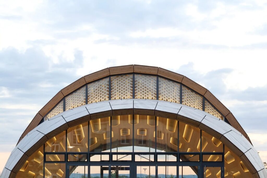 Responsive Building Shells (Climate‑Adaptive Architecture f0r Smart Energy Efficiency)