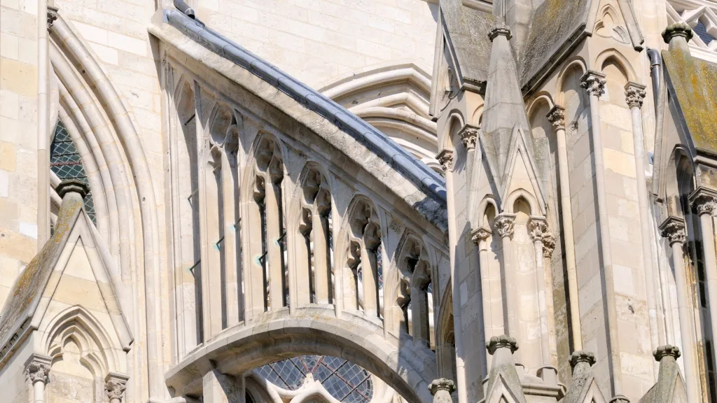 Flying buttress